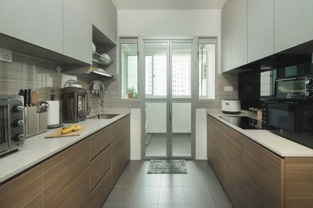 Contemporary Kitchen with Countertop and Kitchen Accessories