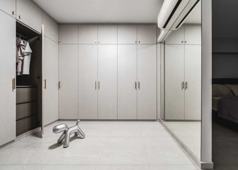 Scandinavian Walk-in Wardrobe with Homogeneous Tiles and Mirror