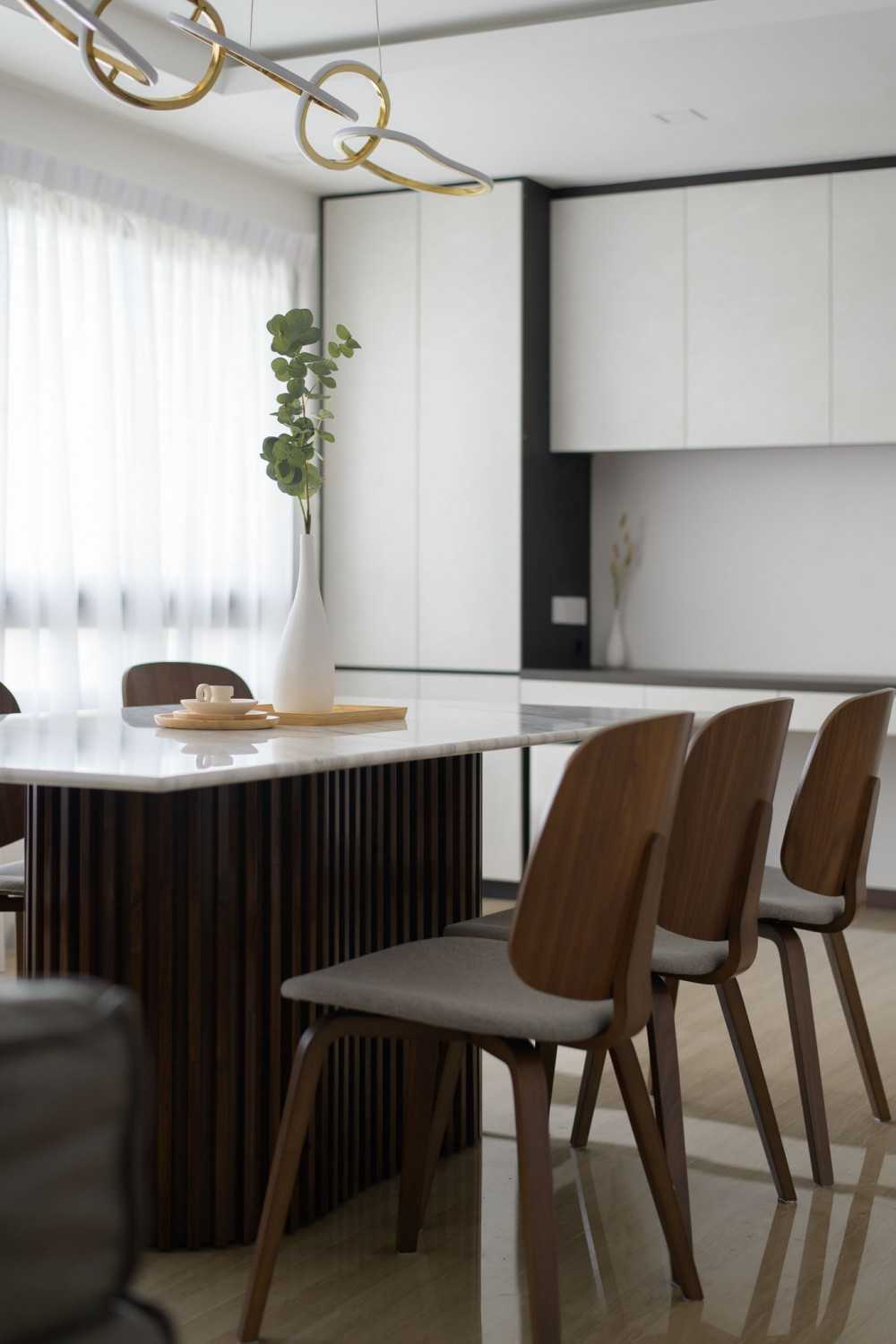 Minimalist Dining Room with Dining Table and Dining Chairs