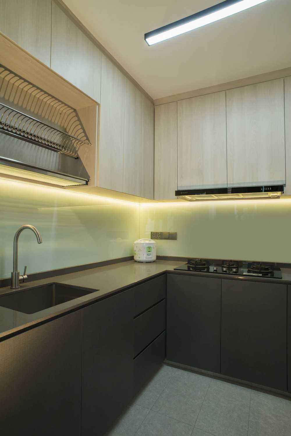Contemporary Kitchen with Countertop and Kitchen Backsplash