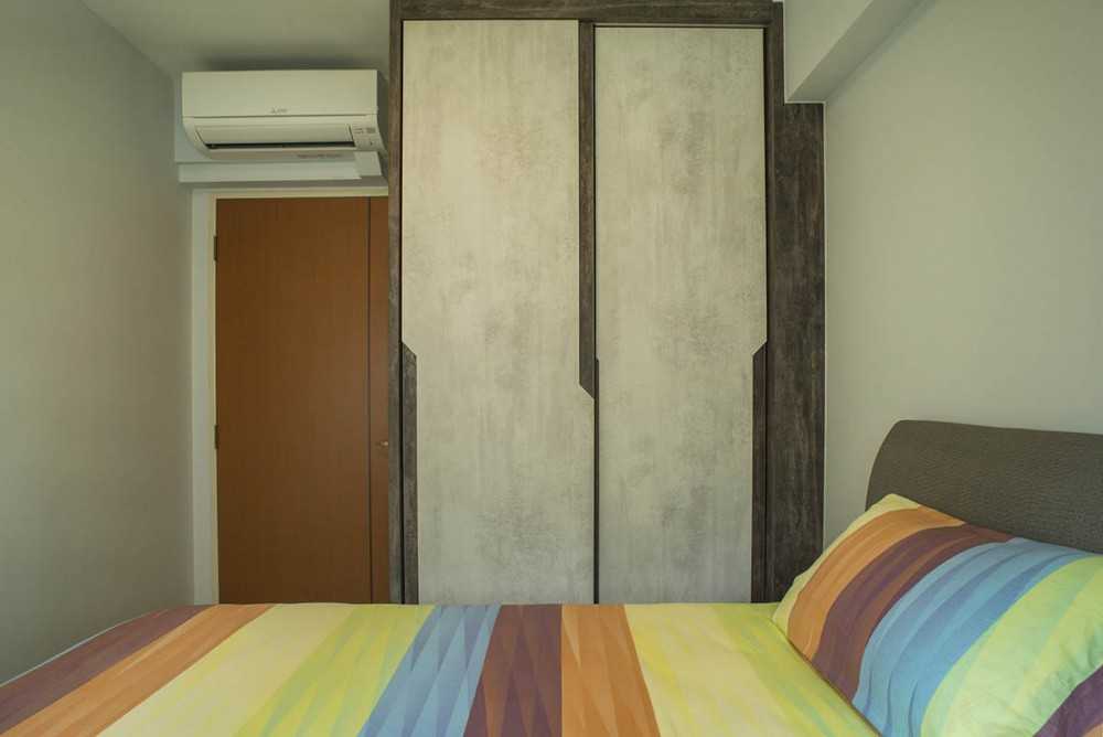Contemporary Bedroom with Vinyl Flooring and Wardrobe