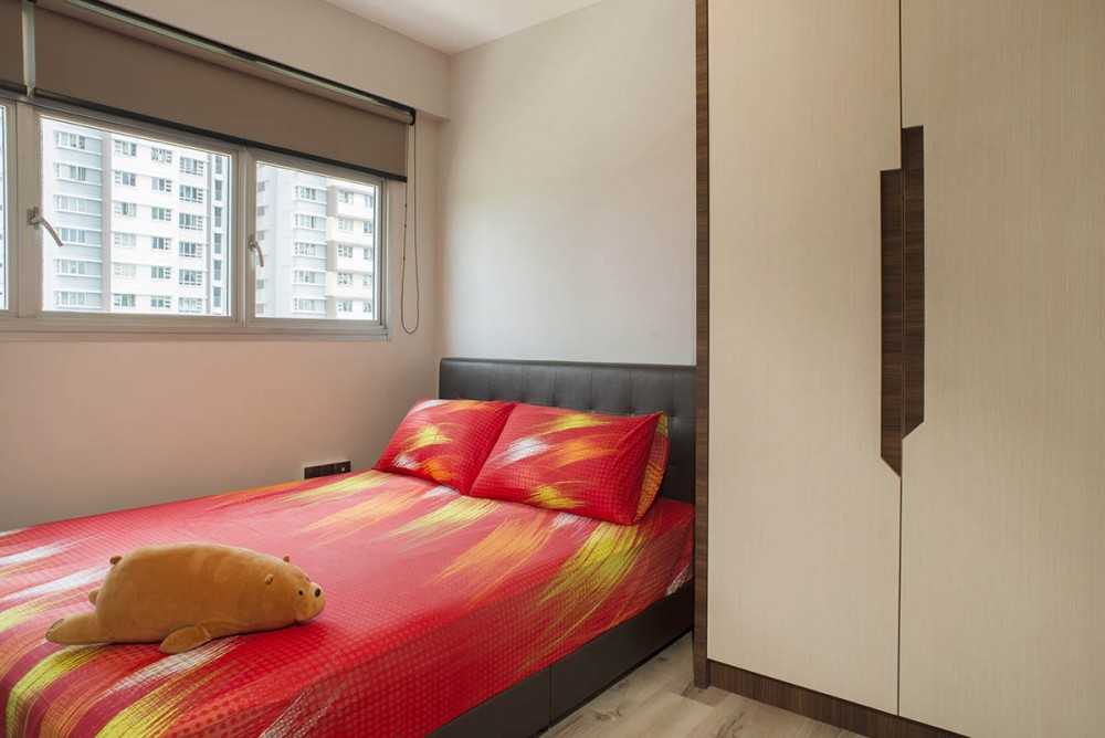 Contemporary Bedroom with Vinyl Flooring and Wardrobe
