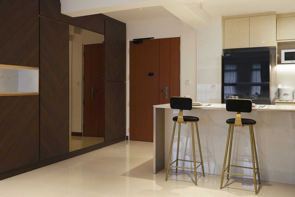 Contemporary Kitchen with Countertop and Kitchen Island