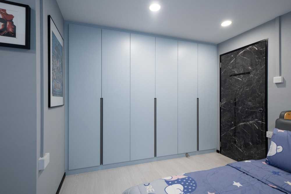 Contemporary Bedroom with Vinyl Flooring and Wardrobe