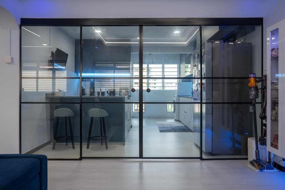 Contemporary Kitchen with Homogeneous Tiles and Kitchen Window