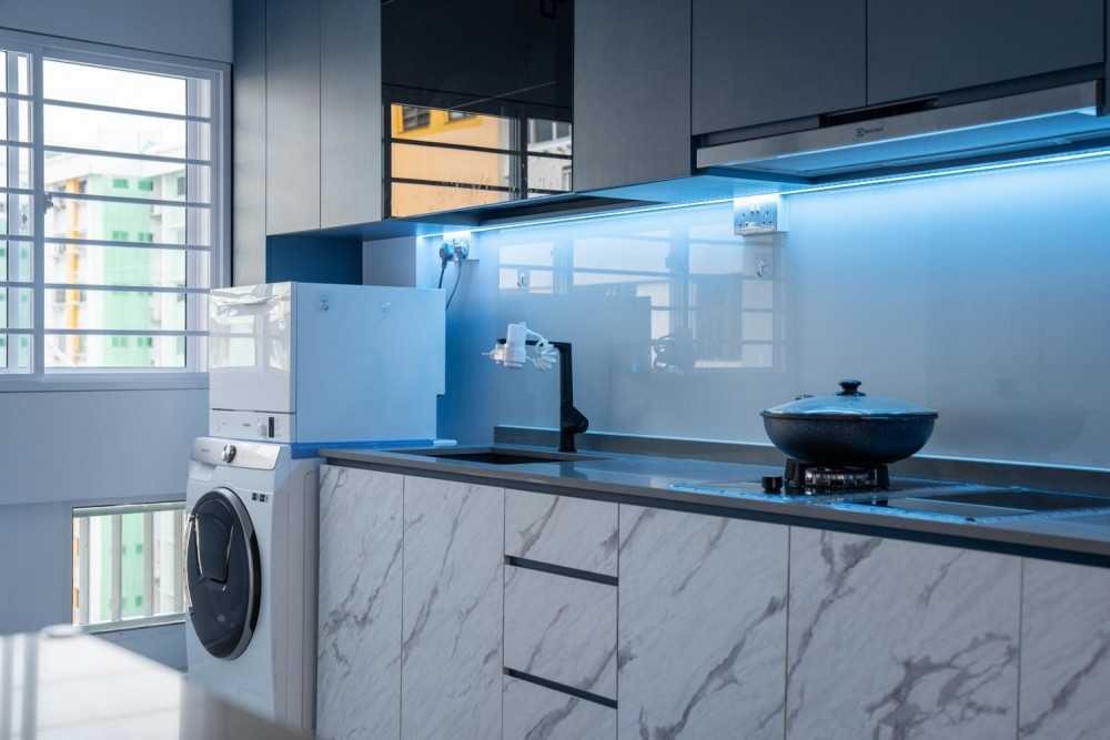 Contemporary Kitchen with Herringbone Tiling and Kitchen Island