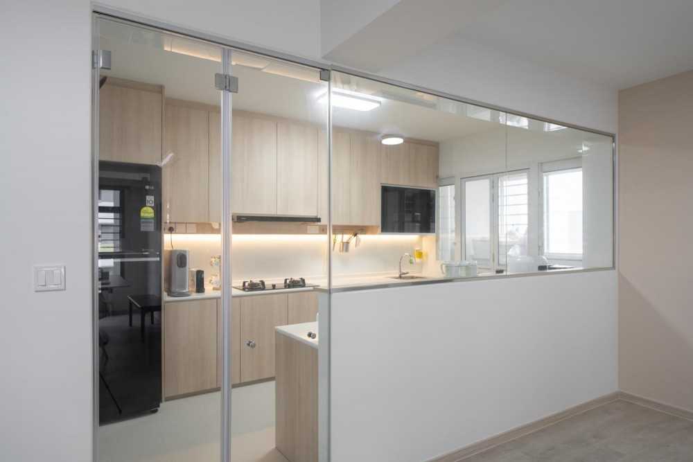 Scandinavian Kitchen with Vinyl Flooring and Homogeneous Tiles