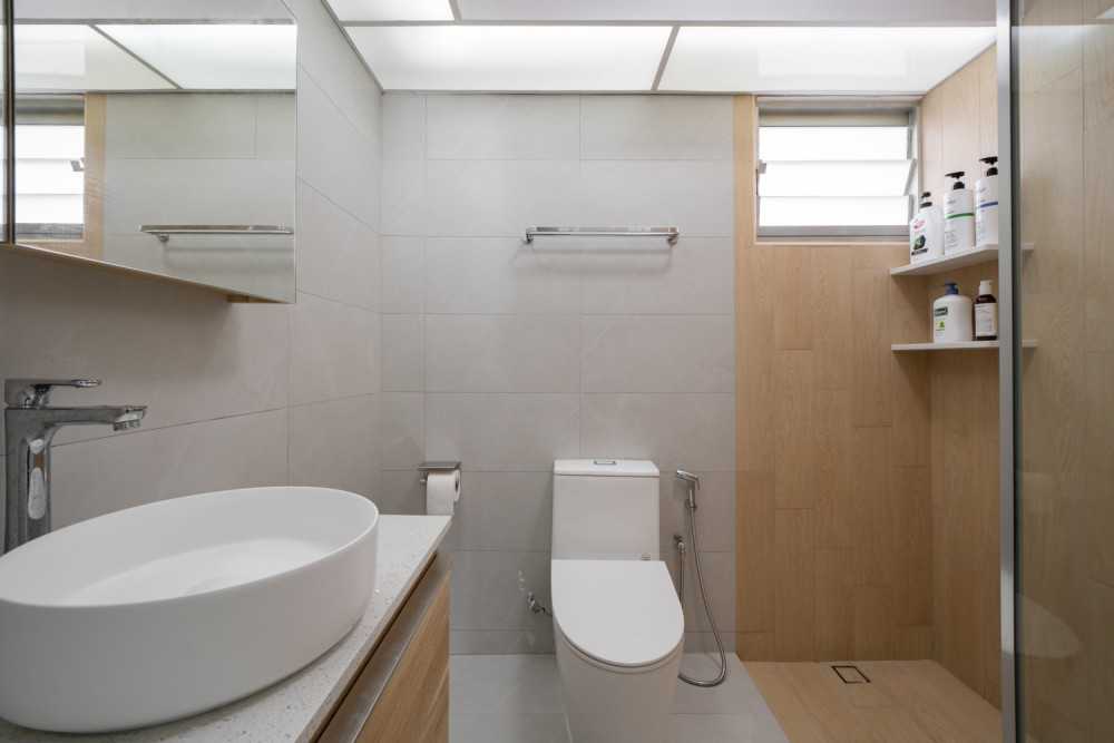Minimalist Bathroom with Bathtub and Shower Screen