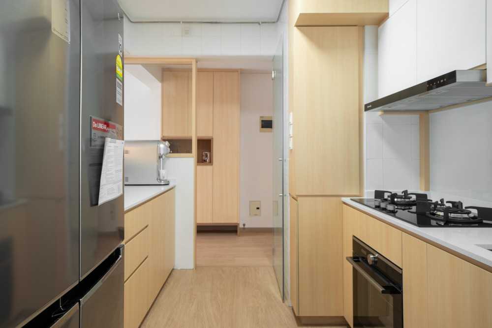 Minimalist Kitchen with Kitchen Window and Kitchen Island