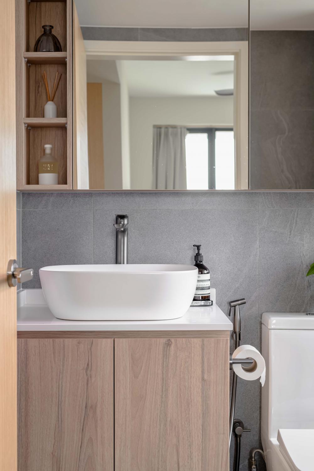 Contemporary Bathroom with Homogeneous Tiles and Mirror