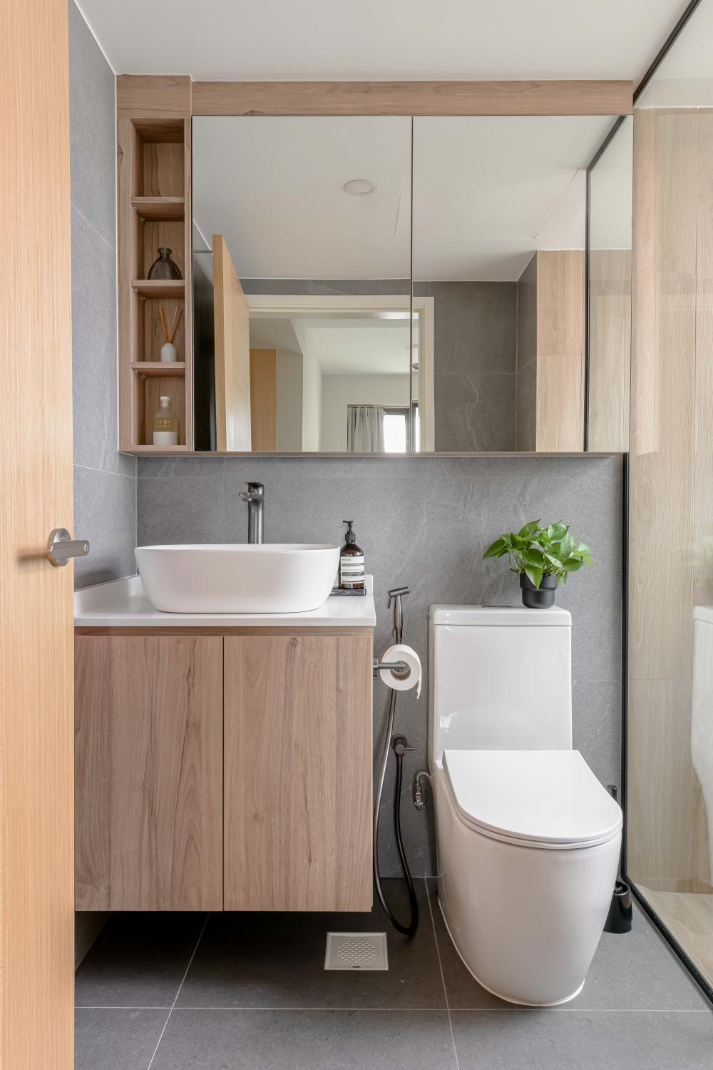 Contemporary Bathroom with Homogeneous Tiles and Mirror