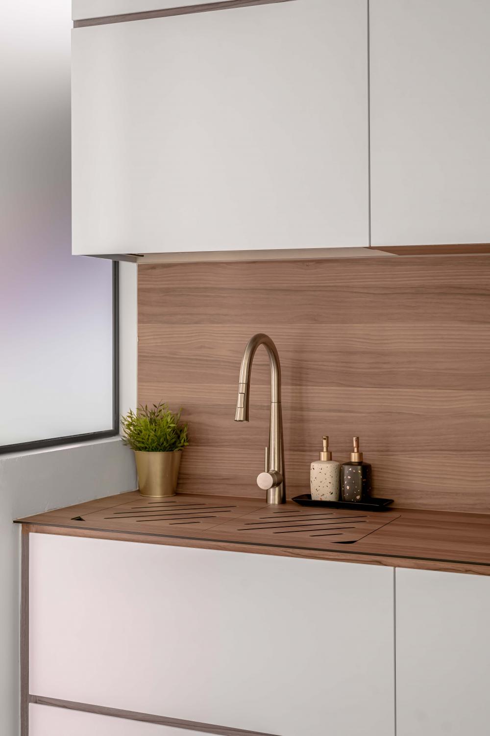 Contemporary Kitchen with Countertop and Kitchen Backsplash
