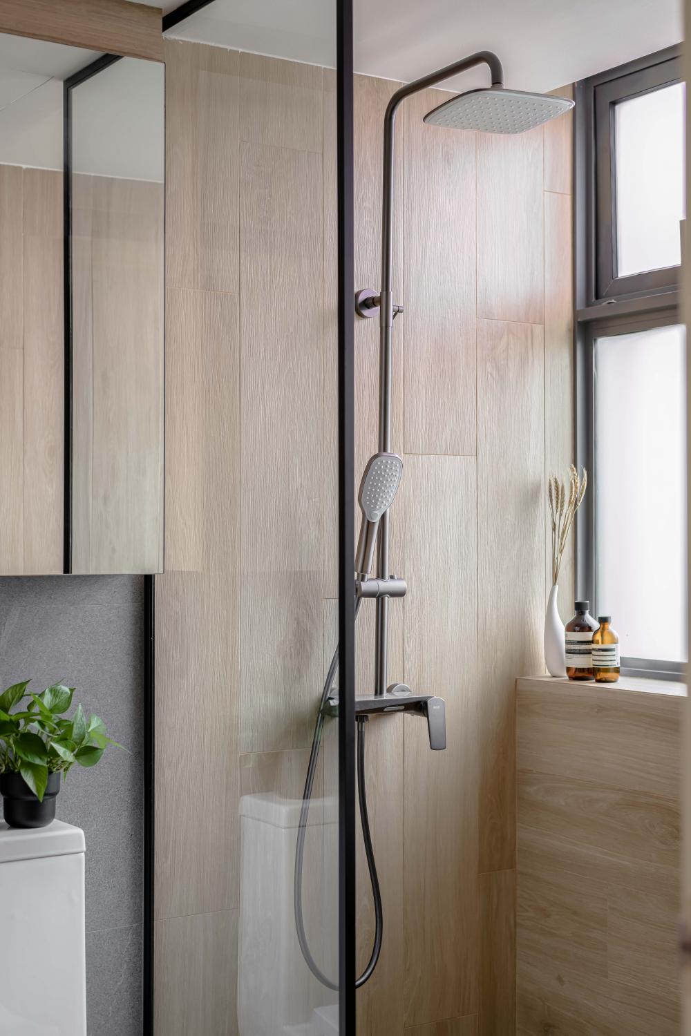 Contemporary Bathroom with Homogeneous Tiles and Mirror