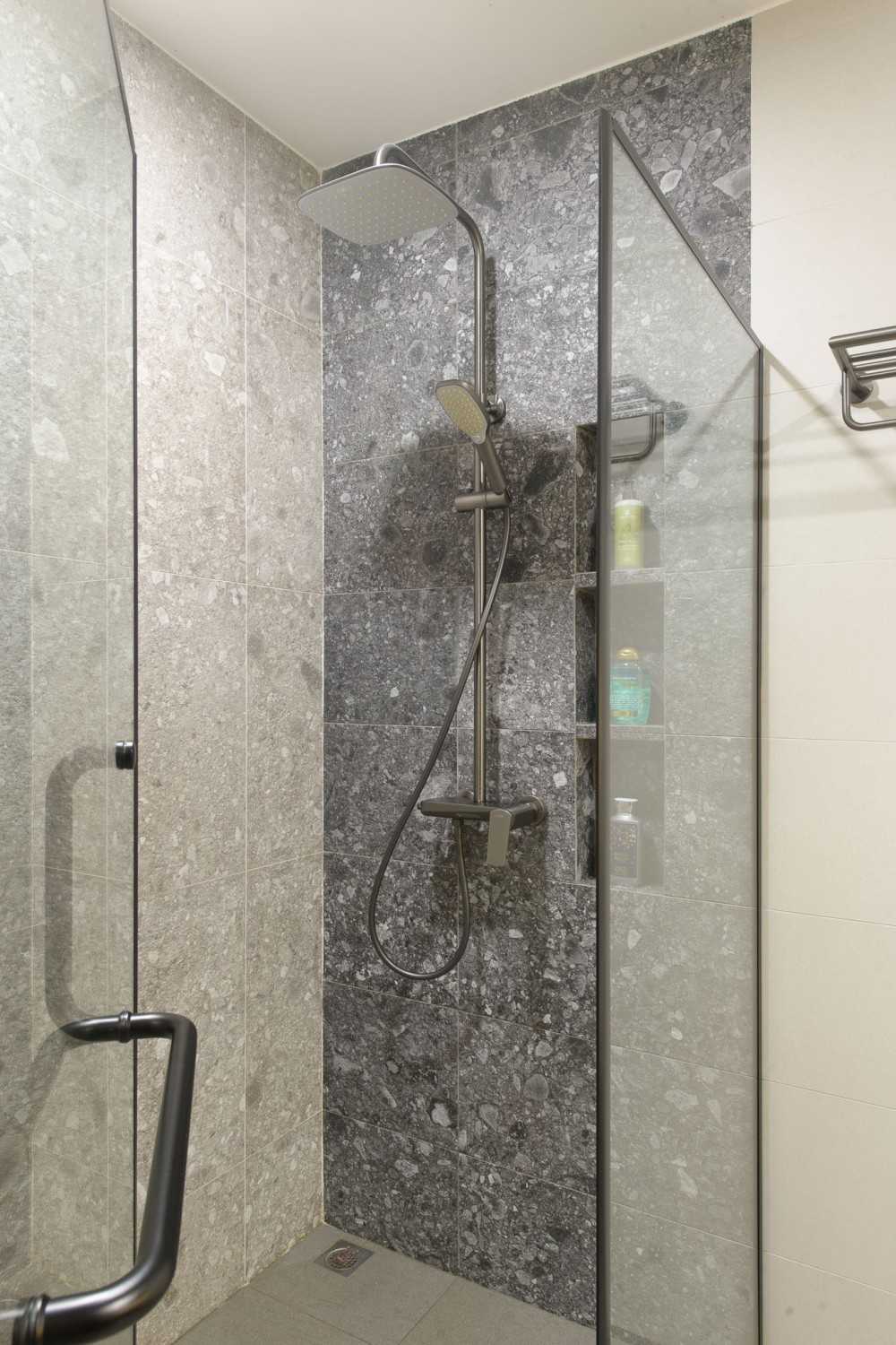Modern Bathroom with Homogeneous Tiles and Shower Screen