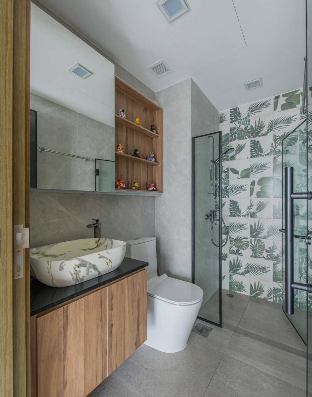 Modern Bathroom with Homogeneous Tiles and Shower Screen