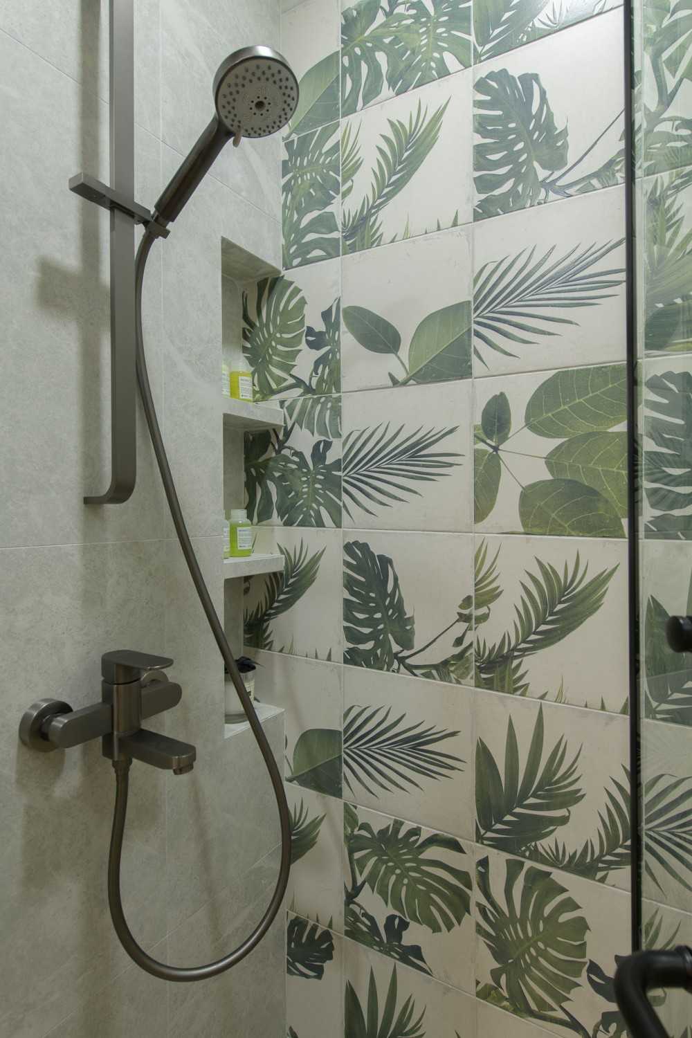 Modern Bathroom with Homogeneous Tiles and Bathroom Storage