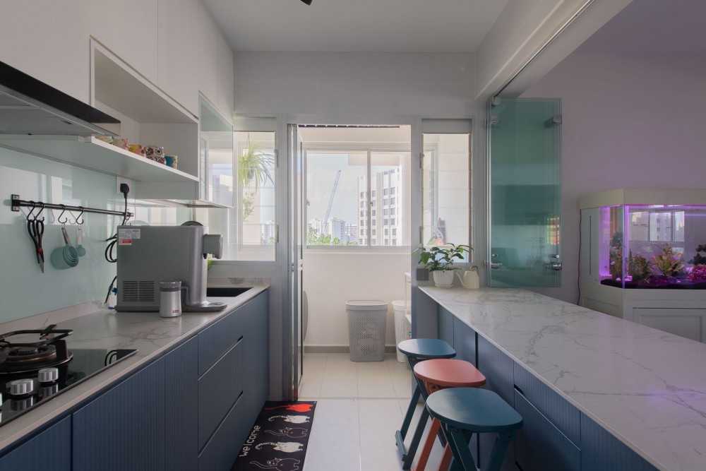 Contemporary Kitchen with Countertop and Kitchen Island