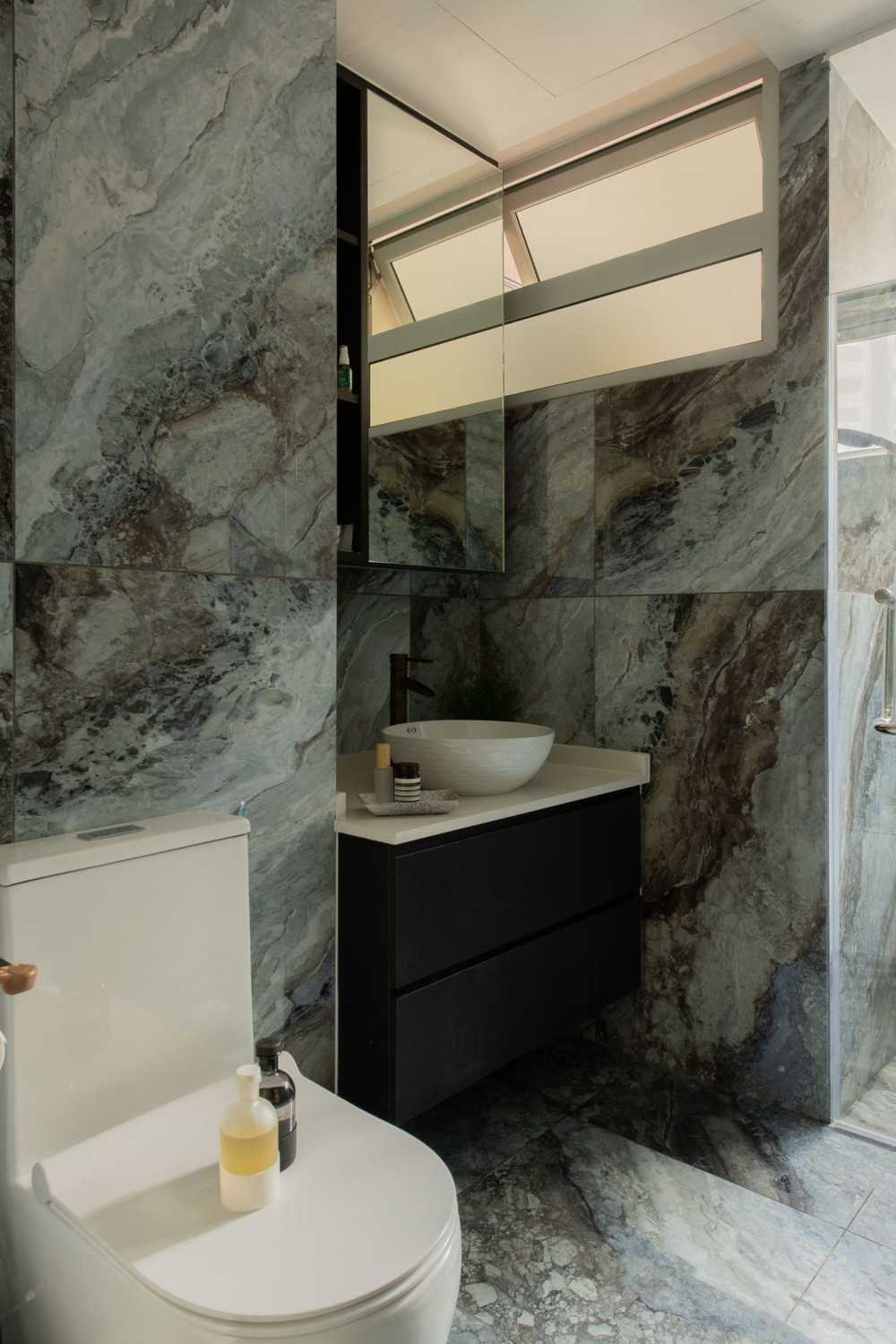 Modern Bathroom with Homogeneous Tiles and Marble Floor