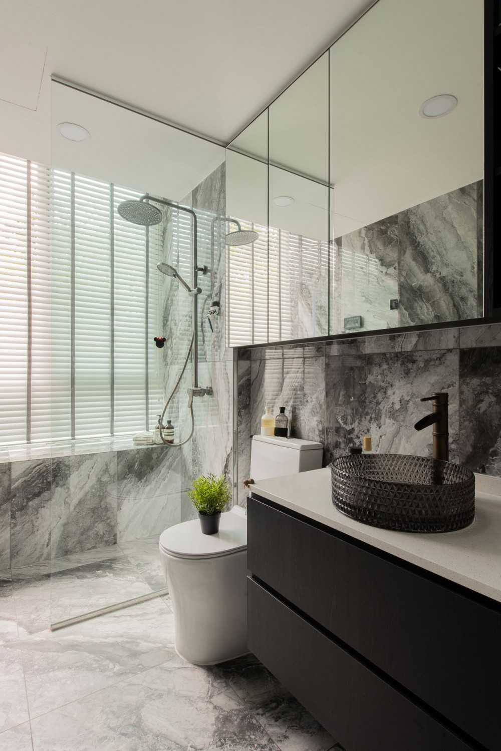 Modern Bathroom with Marble Floor and Mirror