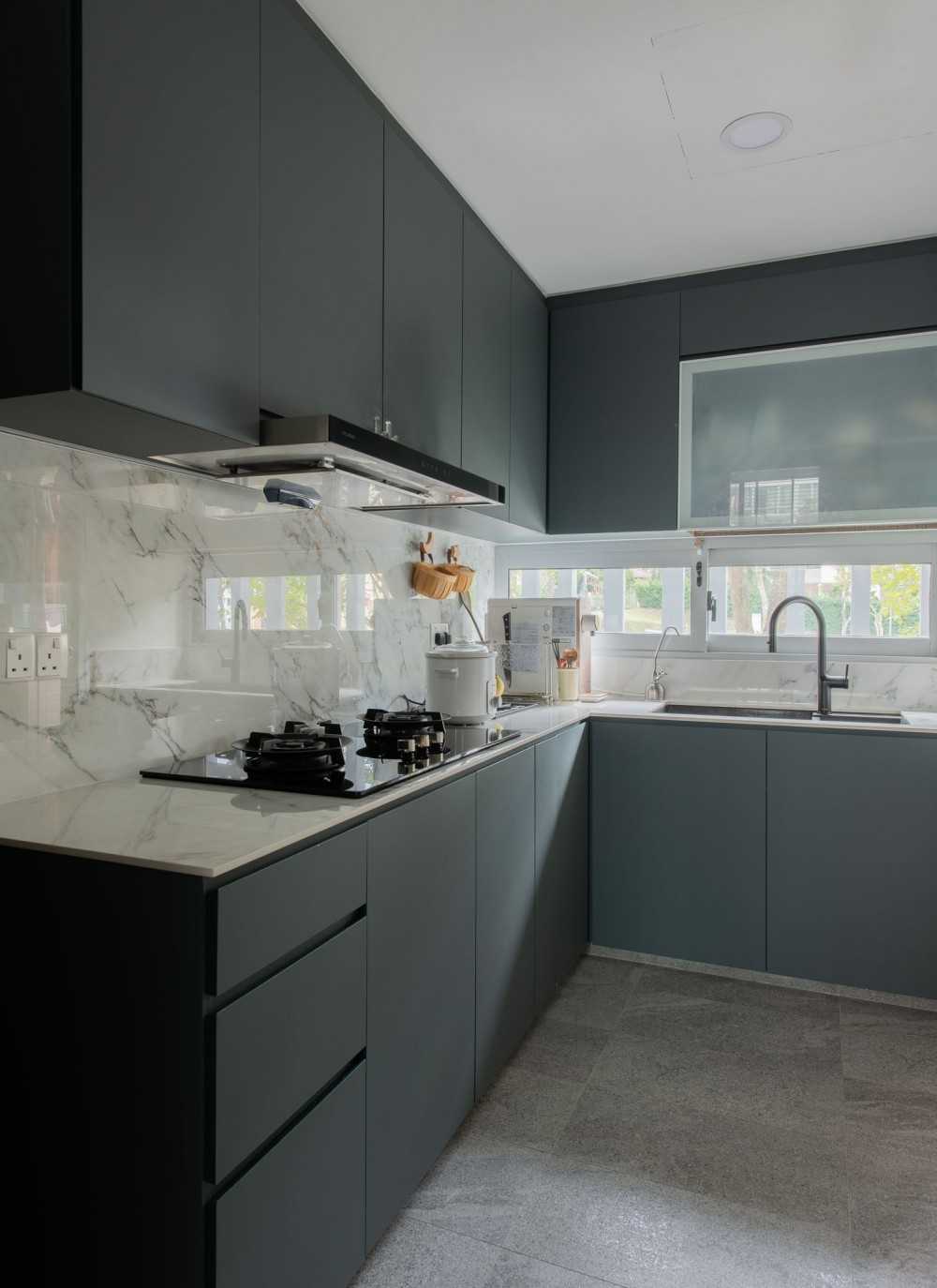 Modern Kitchen with Countertop and Open Kitchen