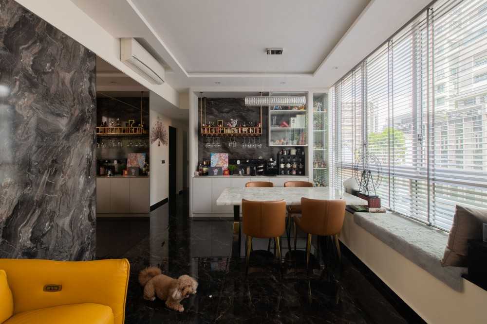 Modern Living Room with Countertop and Homogeneous Tiles