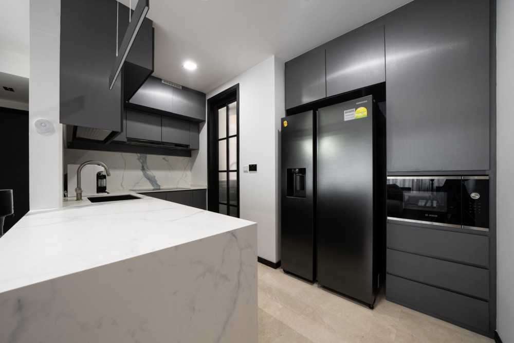 Contemporary Kitchen with Open Kitchen and Kitchen Backsplash