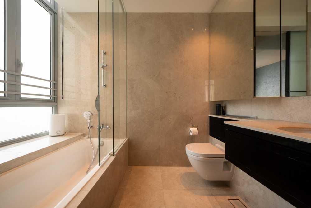 Contemporary Bathroom with Mirror and Bathtub