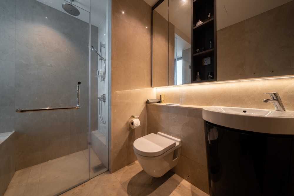 Contemporary Bathroom with Homogeneous Tiles and Granite Floor