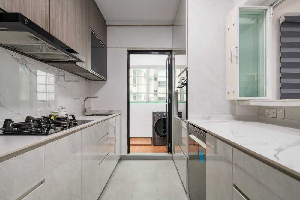 Contemporary Kitchen with Countertop and Homogeneous Tiles