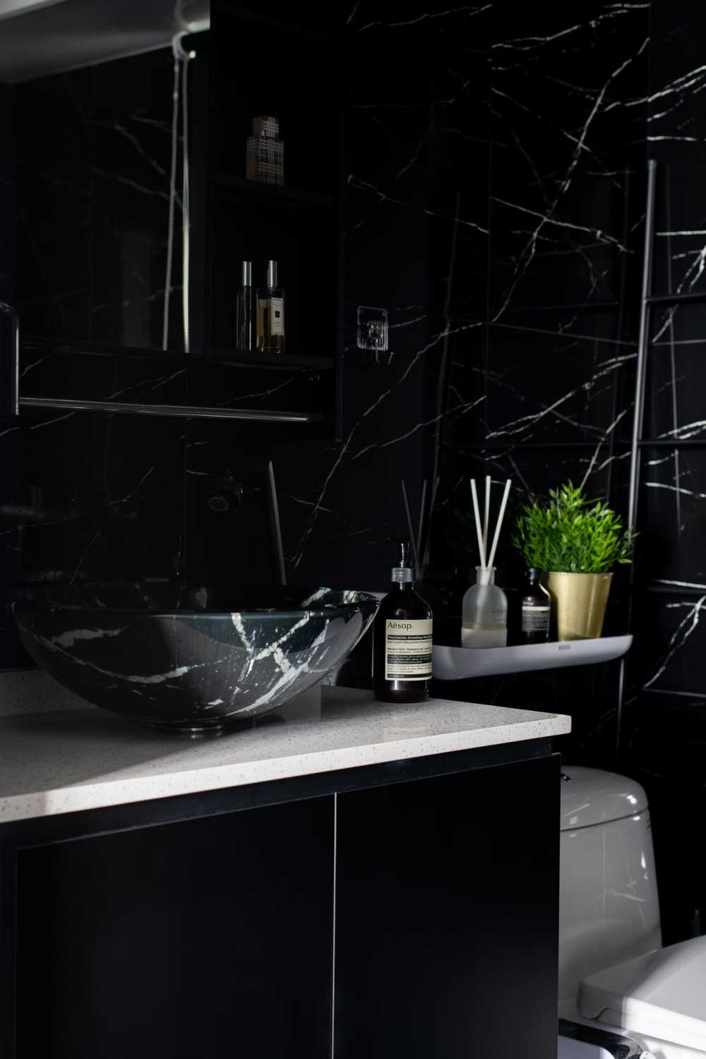 Modern Bathroom with Mirror and Bathroom Storage