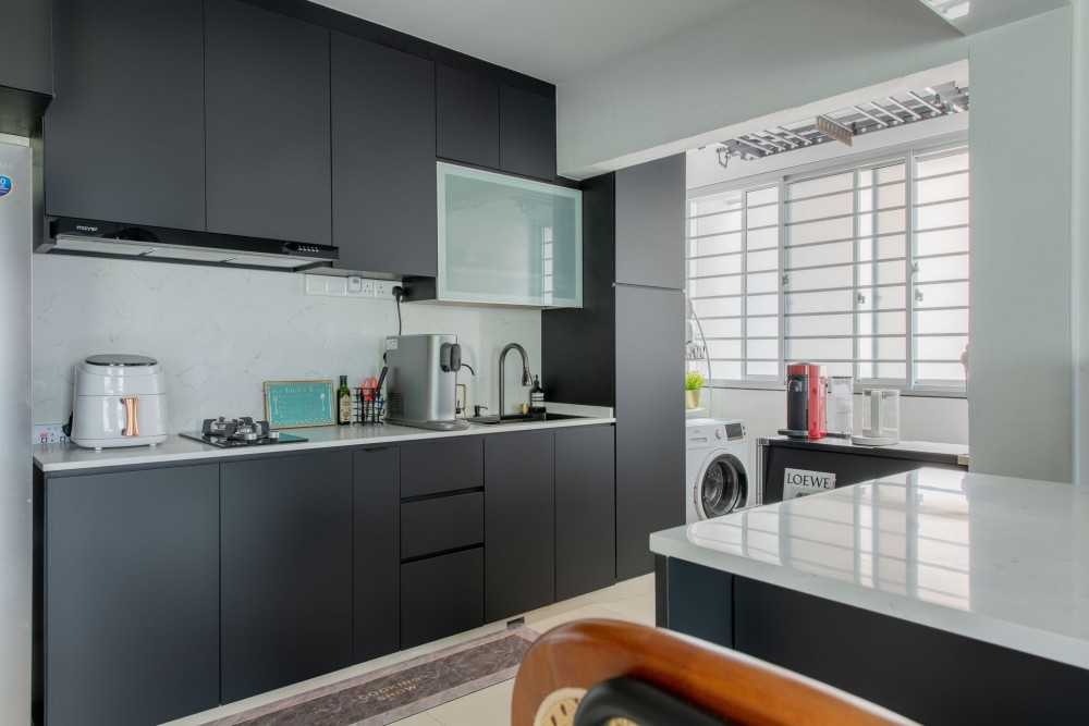 Modern Kitchen with Countertop and Kitchen Island