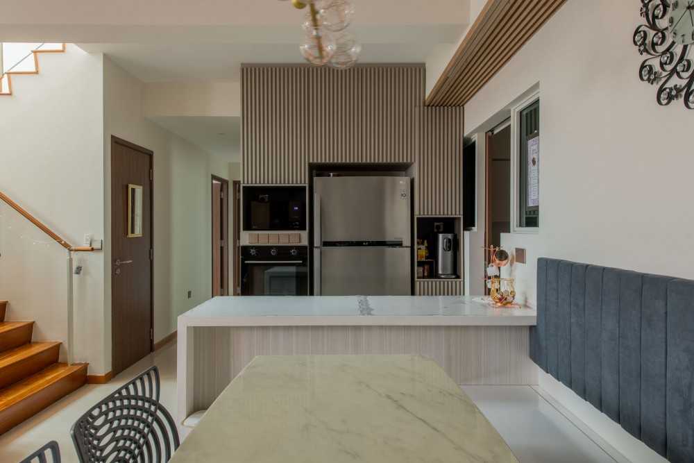 Contemporary Kitchen with Countertop and Kitchen Island