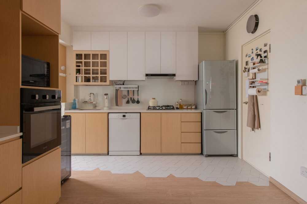 Scandinavian Kitchen with Vinyl Flooring and Homogeneous Tiles