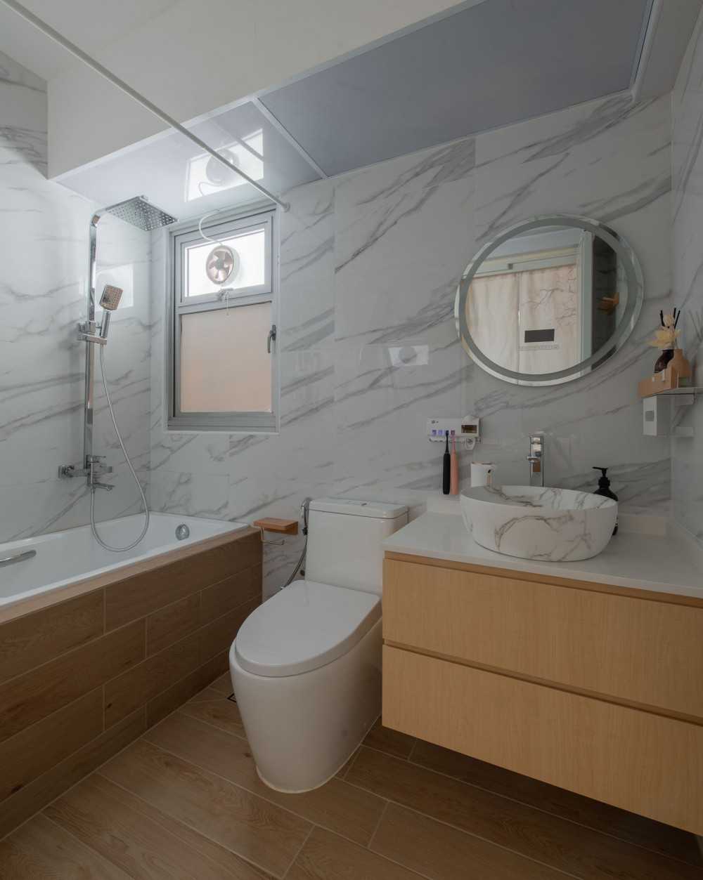 Scandinavian Bathroom with Mirror and Bathtub