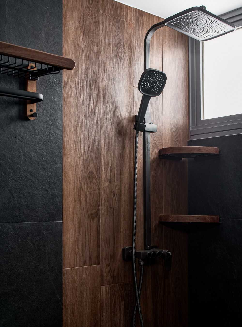 Contemporary Bathroom with Homogeneous Tiles and Shower Screen