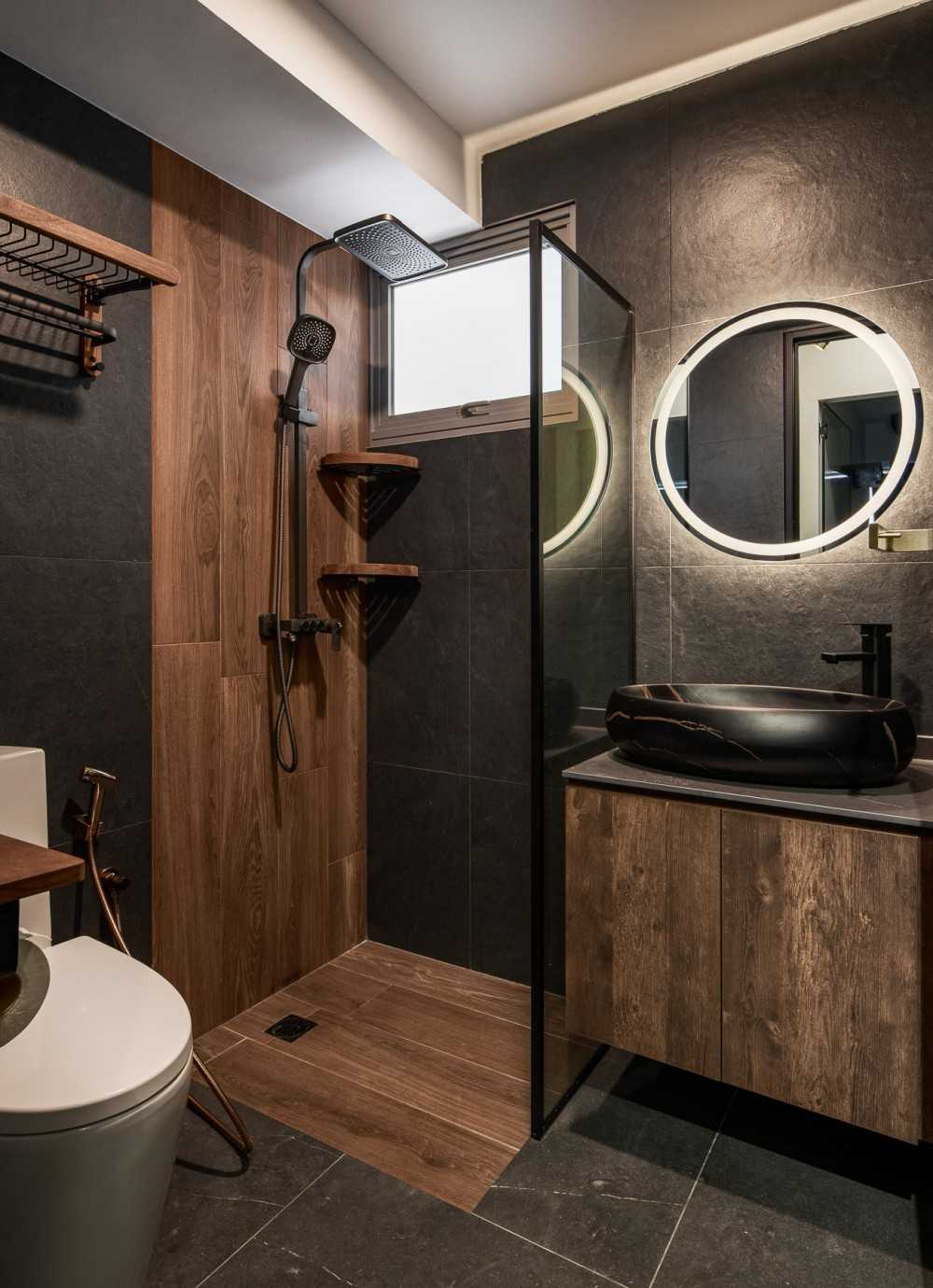 Contemporary Bathroom with Countertop and Homogeneous Tiles
