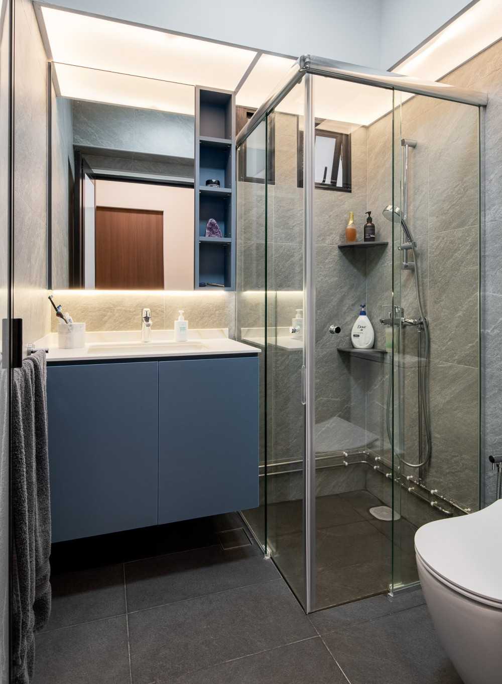 Scandinavian Bathroom with Countertop and Homogeneous Tiles