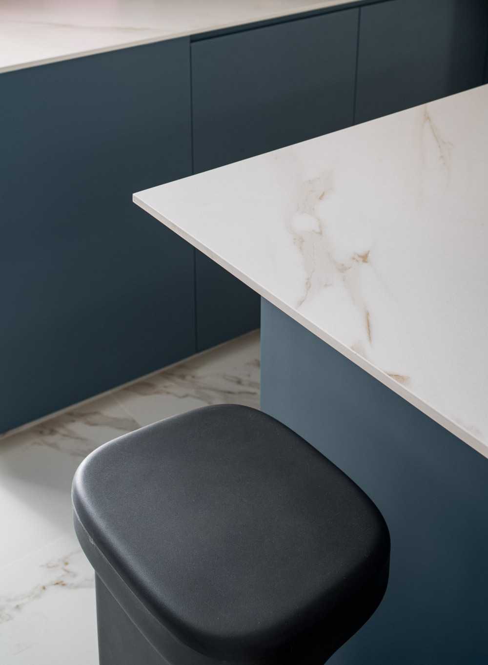 Scandinavian Bathroom with Countertop and Homogeneous Tiles