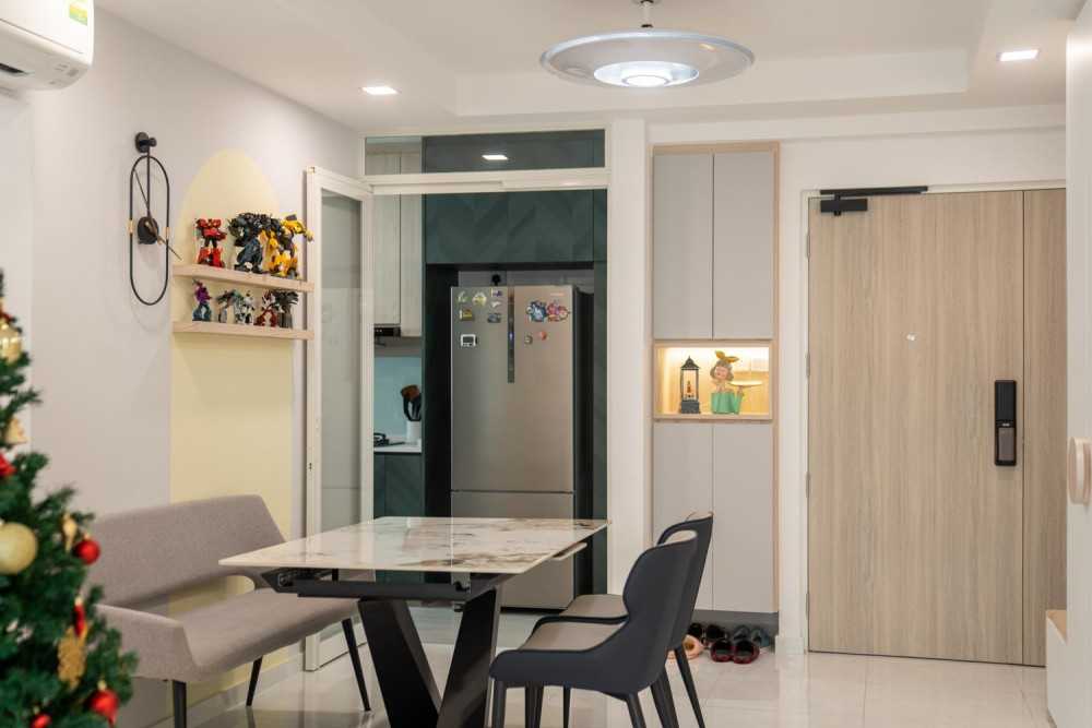 Modern Dining Room with Dining Table and Dining Chairs
