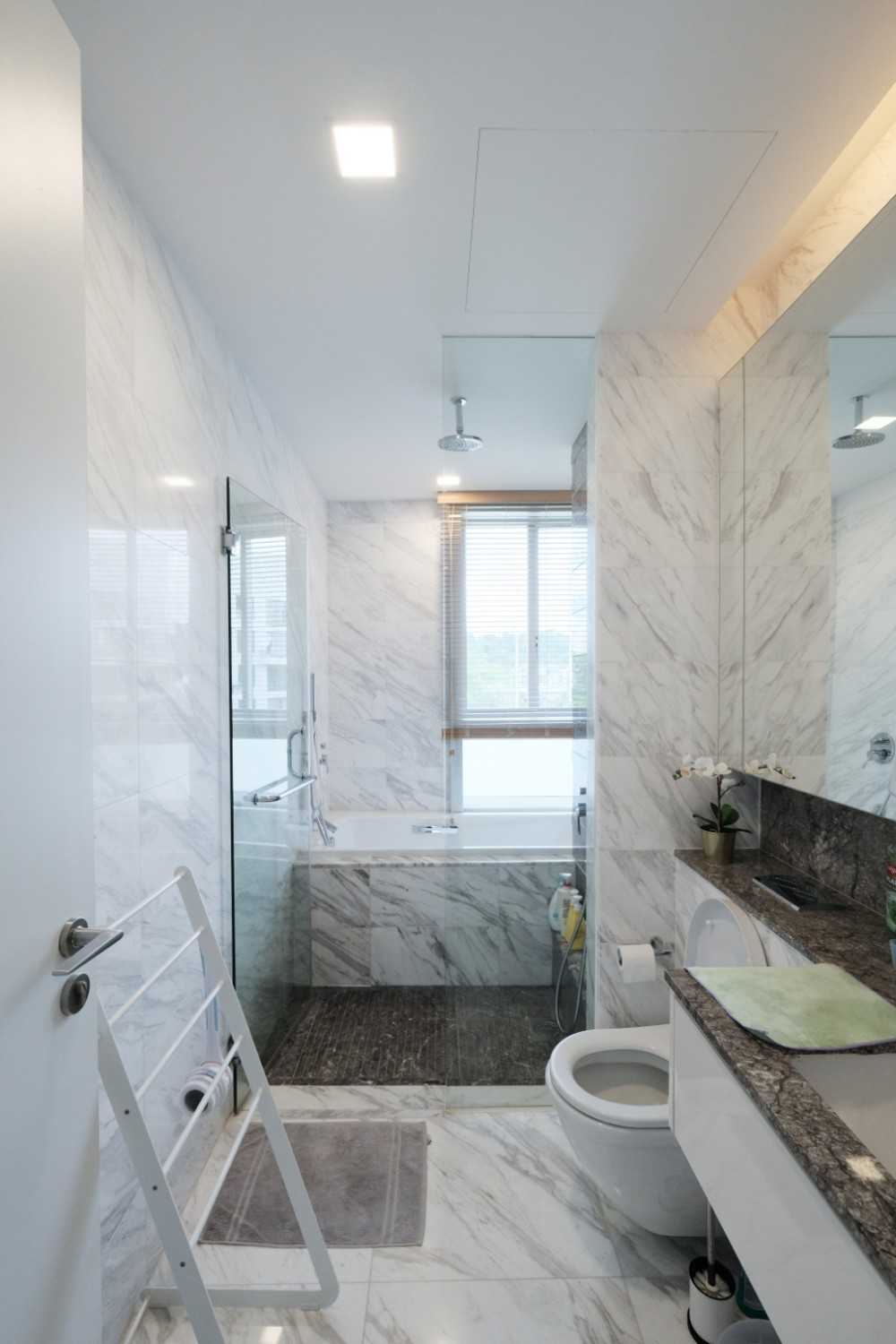 Modern Bathroom with Marble Floor and Bathtub