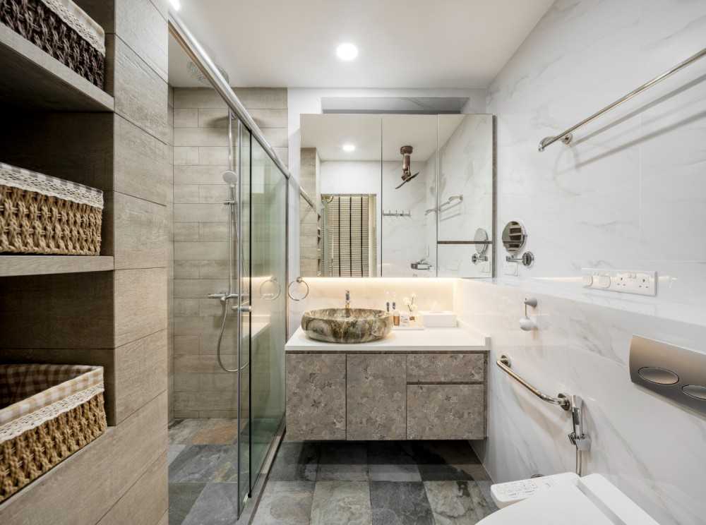 Modern Bathroom with Mirror and Bathroom Storage