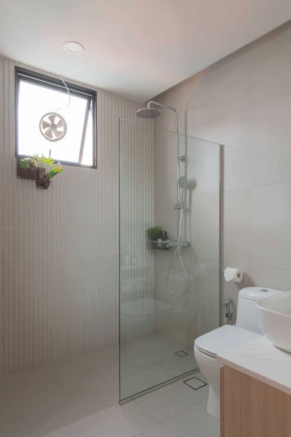 Scandinavian Bathroom with Shower Screen and Rainshower