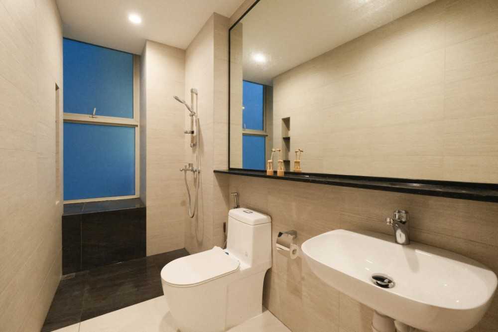 Modern Bathroom with Mirror and Bathroom Mirrors