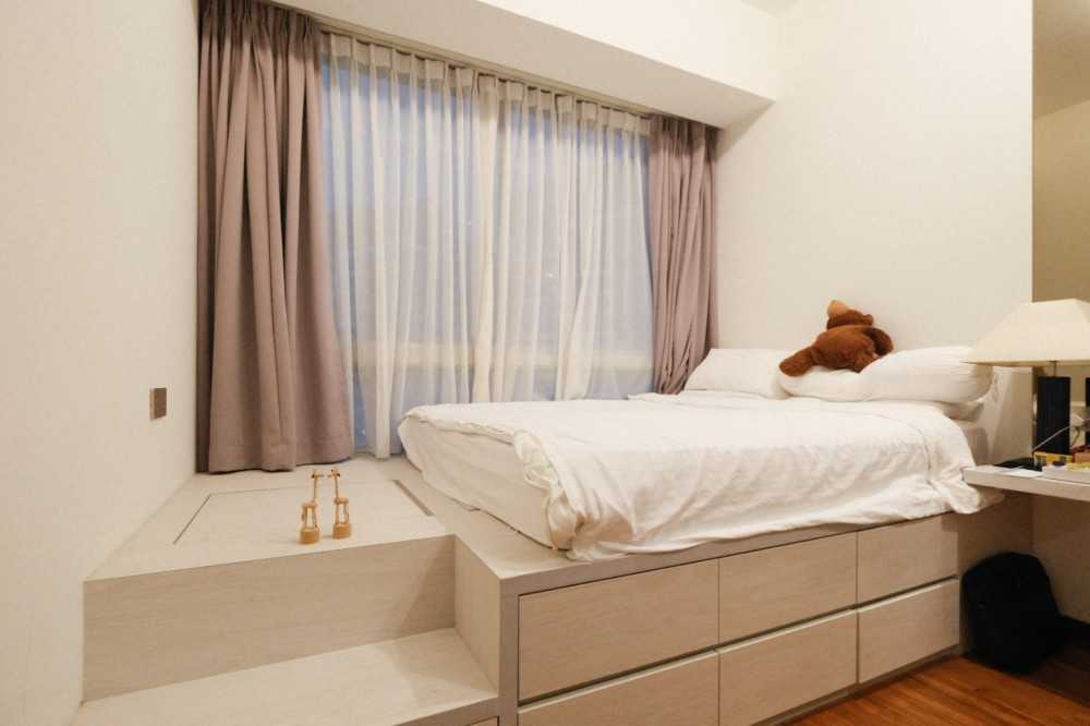 Modern Bedroom with Platform Bed and Vinyl Flooring