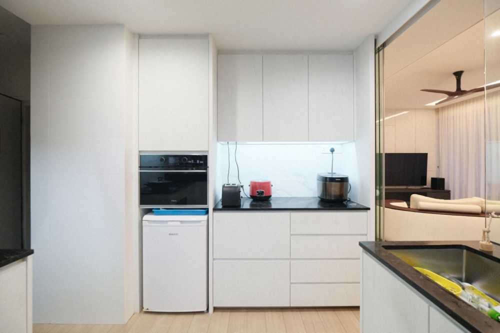 Modern Kitchen with Countertop and Kitchen Cabinets