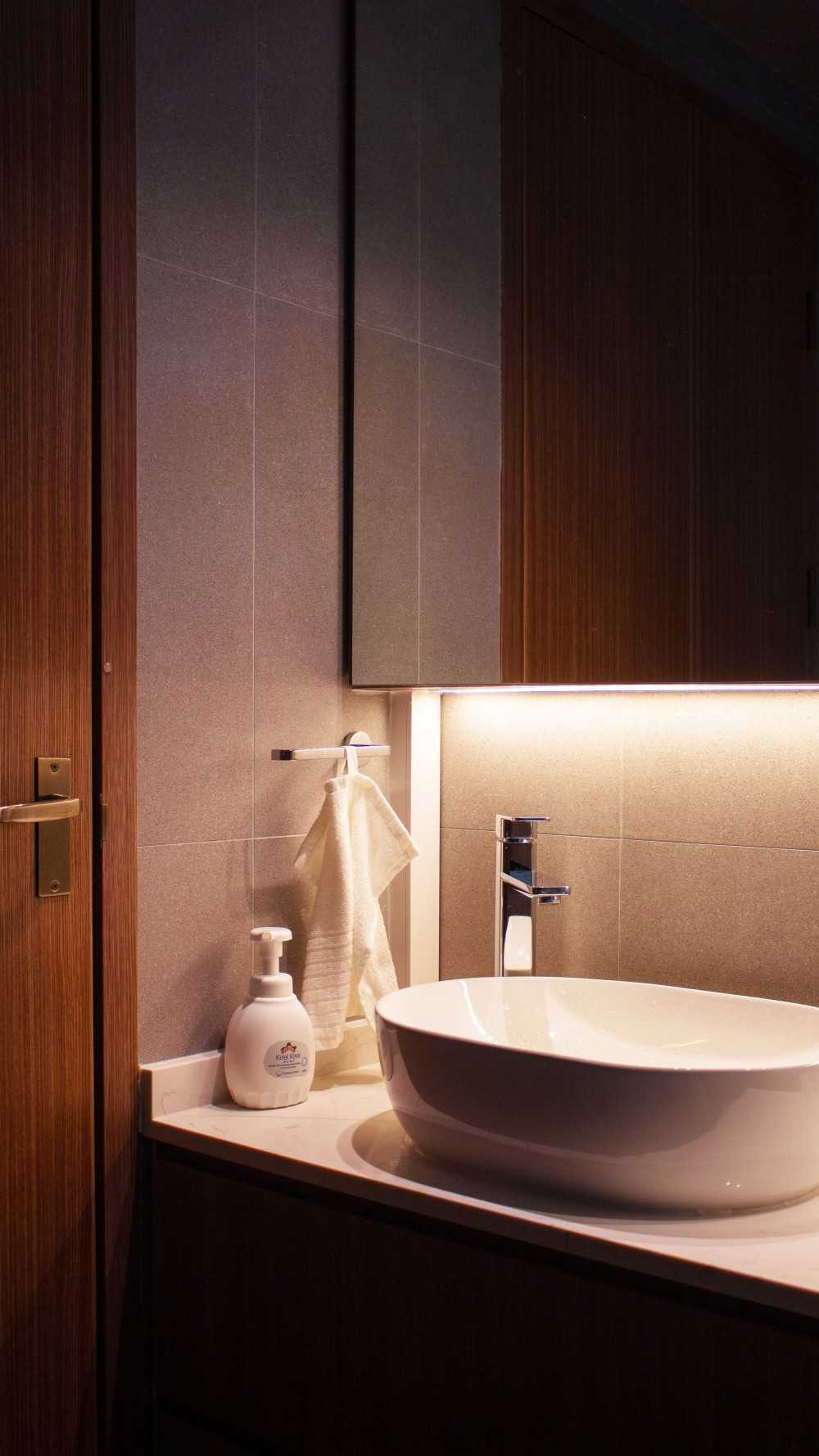Scandinavian Bathroom with Homogeneous Tiles and Mirror
