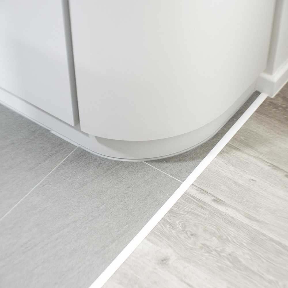 Minimalist Kitchen with Vinyl Flooring and Homogeneous Tiles
