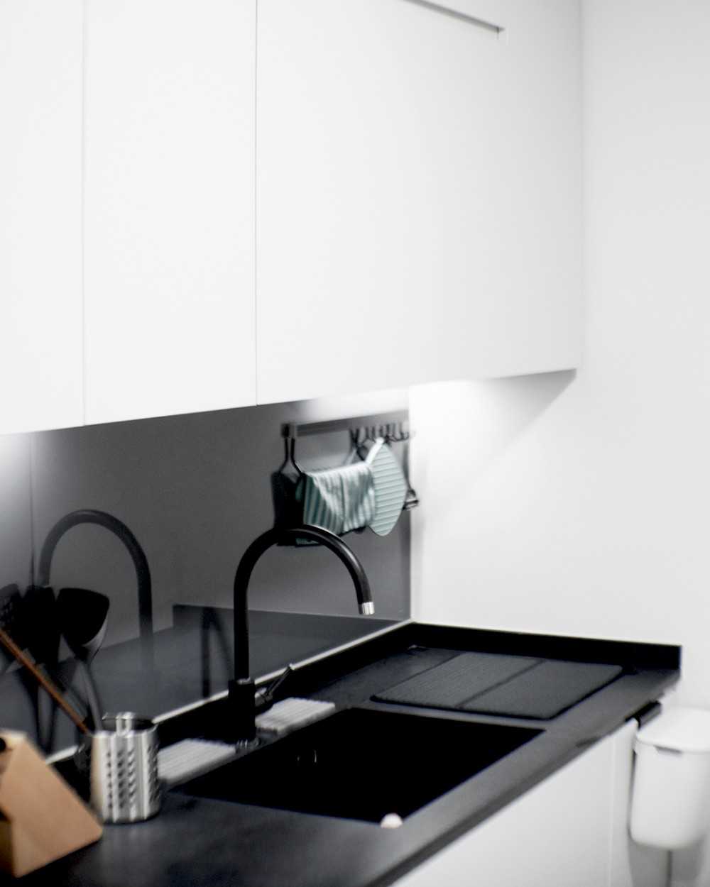 Minimalist Kitchen with Countertop and Open Kitchen