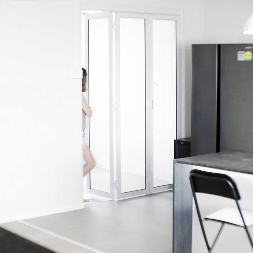 Minimalist Service Yard with Homogeneous Tiles and Kitchen Island