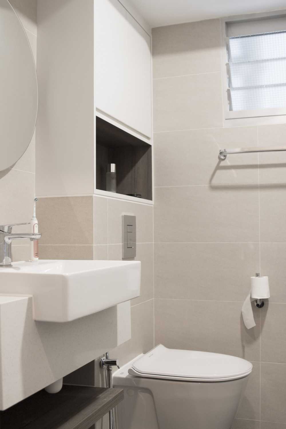 Scandinavian Bathroom with Homogeneous Tiles and Bathroom Sinks